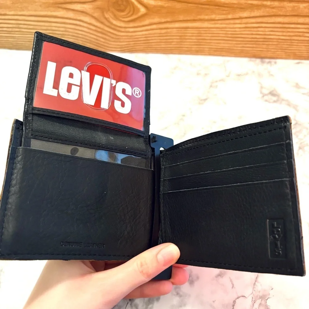 NWT Levi’s Black Leather Distressed Wallet Men’s